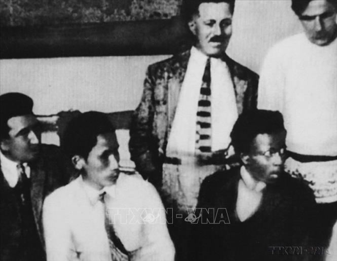 Nguyễn Ái Quốc (thứ hai, từ trái sang) với một số chiến sĩ cách mạng châu Phi trong thời gian hoạt động ở Liên Xô. Ảnh: Tư liệu/TTXVN phát