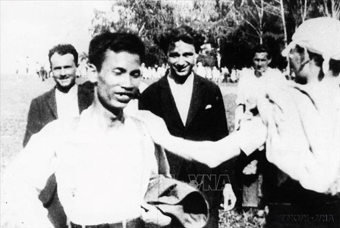 Nguyễn Ái Quốc với người dân Moskva (Liên Xô) trong thời gian tham dự Đại hội lần thứ V Quốc tế cộng sản (17/6 - 8/7/1924). Ảnh: Tư liệu/TTXVN phát