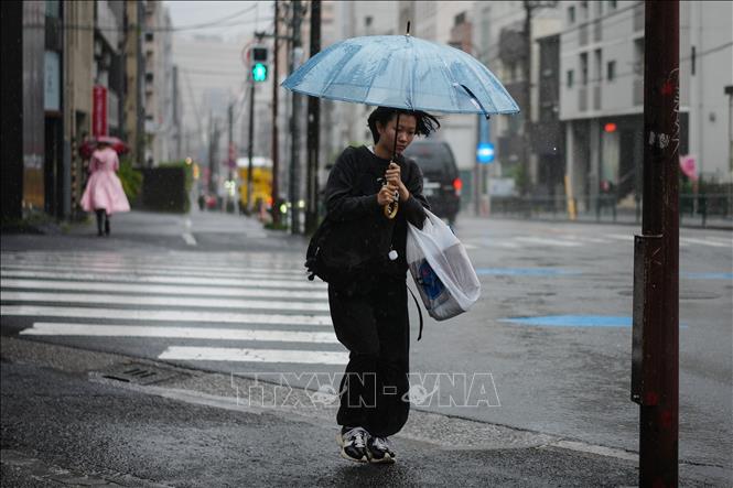 Bão Jangmi gây mưa lớn tại thủ đô Tokyo, Nhật Bản ngày 3/6/2026. Ảnh: THX/TTXVN