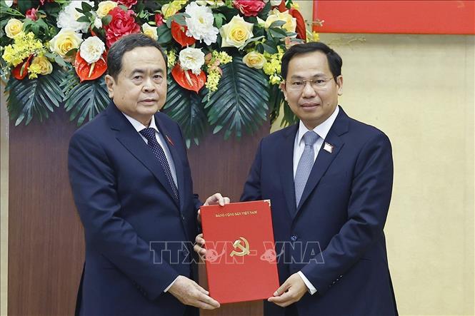 Chủ tịch Quốc hội Trần Thanh Mẫn trao Quyết định Phó Bí thư Đảng uỷ Quốc hội cho Tổng thư ký Quốc hội, Chủ nhiệm Văn phòng Quốc hội Lê Quang Mạnh. Ảnh: Doãn Tấn - TTXVN