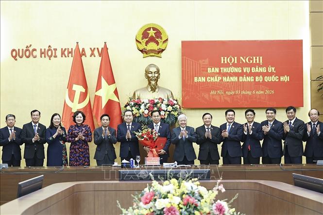 Chủ tịch Quốc hội Trần Thanh Mẫn và các đồng chí Ban Thường vụ Đảng uỷ, Ban Chấp hành Đảng bộ Quốc hội chúc mừng Phó Bí thư Đảng uỷ Quốc hội Lê Quang Mạnh. Ảnh: Doãn Tấn - TTXVN