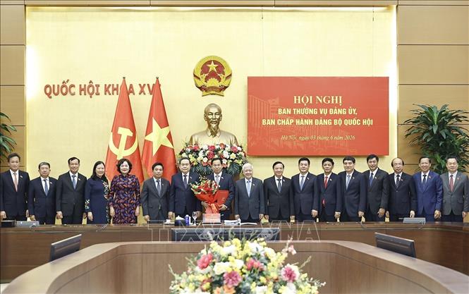 Chủ tịch Quốc hội Trần Thanh Mẫn và các đồng chí Ban Thường vụ Đảng uỷ, Ban Chấp hành Đảng bộ Quốc hội chúc mừng Phó Bí thư Đảng uỷ Quốc hội Lê Quang Mạnh. Ảnh: Doãn Tấn - TTXVN