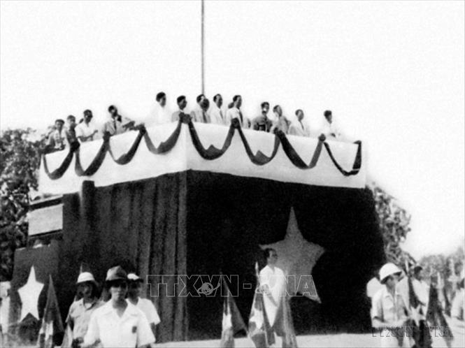 Sáng 2/9/1945, tại Quảng trường Ba Đình lịch sử, Chủ tịch Hồ Chí Minh đọc Tuyên ngôn Độc lập, khai sinh nước Việt Nam Dân chủ Cộng hòa, khẳng định trước quốc dân đồng bào và toàn thế giới: “Nước Việt Nam có quyền hưởng tự do và độc lập, và sự thực đã thành một nước tự do và độc lập. Toàn thể dân Việt Nam quyết đem tất cả tinh thần và lực lượng, tính mệnh và của cải để giữ vững quyền tự do và độc lập ấy”. Ảnh: Tư liệu TTXVN