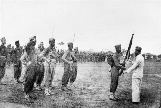 Chủ tịch Hồ Chí Minh trao tặng lá cờ thêu dòng chữ 