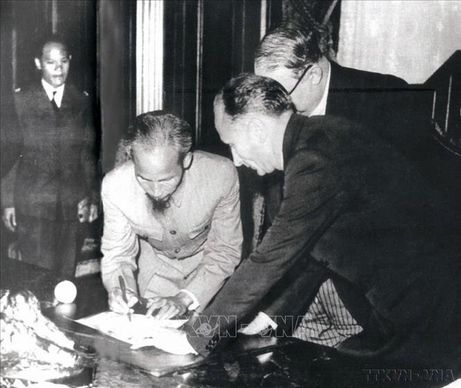 Ngày 14/9/1946, tại Paris, Chủ tịch Hồ Chí Minh ký với Pháp bản Tạm ước, tiếp tục nhượng bộ một số quyền lợi kinh tế, văn hóa ở Việt Nam để có thời gian xây dựng và củng cố lực lượng, tạo thêm thời gian hòa hoãn quý báu cho chính quyền cách mạng non trẻ chuẩn bị lực lượng bước vào cuộc kháng chiến trường kỳ. Ảnh: TTXVN
