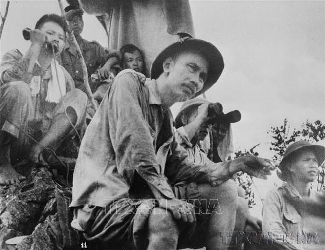 Sáng 16/9/1950, Chủ tịch Hồ Chí Minh đến vị trí quan sát đặt trên núi Báo Đông để quan sát, theo dõi chặt chẽ diễn biến trận đánh các cứ điểm địch ở Đông Khê, mở màn Chiến dịch Biên giới Thu Đông 1950. Ảnh: Tư liệu TTXVN
