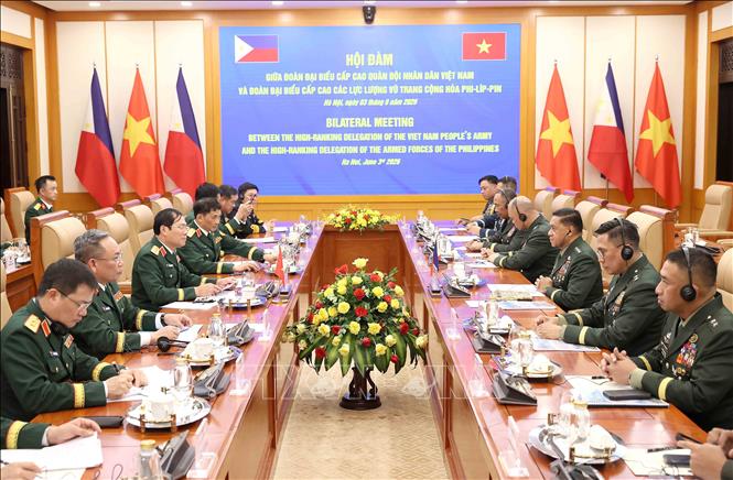Đại tướng Nguyễn Tân Cương, Tổng Tham mưu trưởng QĐND Việt Nam, Thứ trưởng Bộ Quốc phòng hội đàm với Đại tướng Romeo Brawner Junior Tham mưu trưởng Lực lượng vũ trang Philippines. Ảnh: An Đăng - TTXVN
