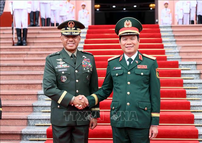 Đại tướng Nguyễn Tân Cương, Tổng Tham mưu trưởng QĐND Việt Nam, Thứ trưởng Bộ Quốc phòng và Đại tướng Romeo Brawner Junior Tham mưu trưởng Lực lượng vũ trang Philippines tại lễ đón. Ảnh: An Đăng - TTXVN