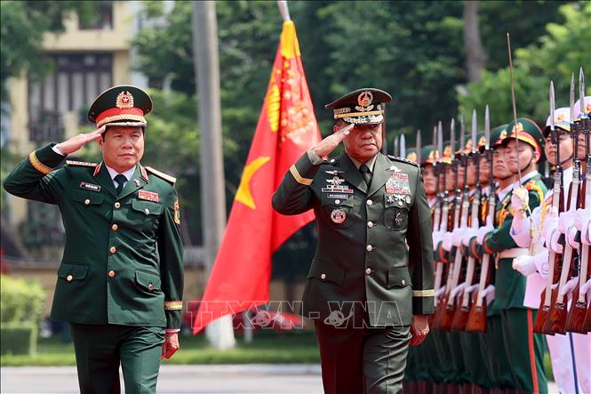 Đại tướng Nguyễn Tân Cương, Tổng Tham mưu trưởng QĐND Việt Nam, Thứ trưởng Bộ Quốc phòng và Đại tướng Romeo Brawner Junior Tham mưu trưởng Lực lượng vũ trang Philippines duyệt đội danh dự quân đội nhân dân Việt Nam Ảnh: An Đăng - TTXVN