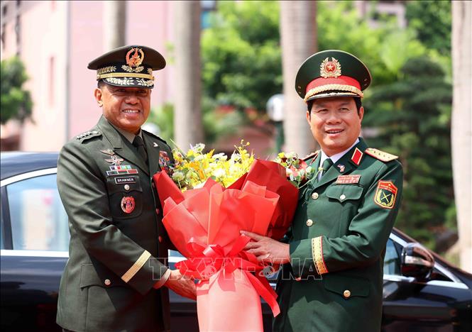 Đại tướng Nguyễn Tân Cương, Tổng Tham mưu trưởng QĐND Việt Nam, Thứ trưởng Bộ Quốc phòng và Đại tướng Romeo Brawner Junior Tham mưu trưởng Lực lượng vũ trang Philippines tại lễ đón. Ảnh: An Đăng - TTXVN