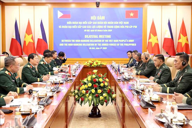 Đại tướng Nguyễn Tân Cương, Tổng Tham mưu trưởng QĐND Việt Nam, Thứ trưởng Bộ Quốc phòng hội đàm với Đại tướng Romeo Brawner Junior Tham mưu trưởng Lực lượng vũ trang Philippines. Ảnh: An Đăng - TTXVN