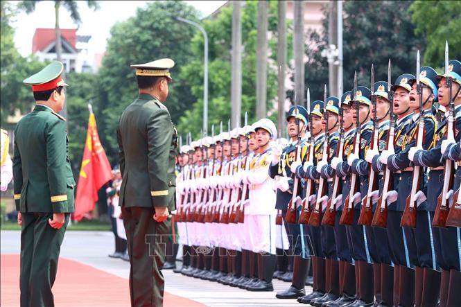 Đại tướng Nguyễn Tân Cương, Tổng Tham mưu trưởng QĐND Việt Nam, Thứ trưởng Bộ Quốc phòng và Đại tướng Romeo Brawner Junior Tham mưu trưởng Lực lượng vũ trang Philippines duyệt đội danh dự quân đội nhân dân Việt Nam Ảnh: An Đăng - TTXVN