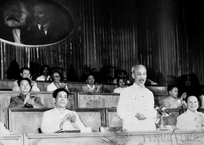 Đại hội đại biểu Đảng Cộng sản Việt Nam lần thứ III được tổ chức từ ngày 5 -10/9/1960 tại Hà Nội, quyết định đường lối cách mạng XHCN và xây dựng CHXH ở miền Bắc, đấu tranh giải phóng miền Nam, thống nhất đất nước. Đồng chí Lê Duẩn được bầu giữ chức Bí thư thứ nhất Ban Chấp hành Trung ương Đảng. Trong ảnh: Chủ tịch Hồ Chí Minh phát biểu tại Đại hội III của Đảng. Ảnh: TTXVN