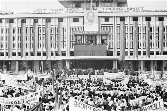 Nhân dân thành phố Sài Gòn mít tinh chào mừng Ủy ban Quân quản thành phố ra mắt 7/5/1975. Ảnh: Lâm Hồng Long - TTXVN 