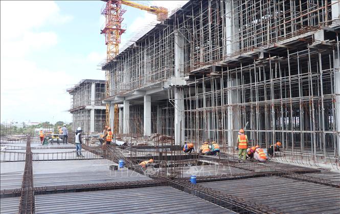 Trên công trường Dự án Bệnh viên đa khoa tỉnh Cà Mau 1.200 giường. Ảnh: Tuấn Phi - TTXVN