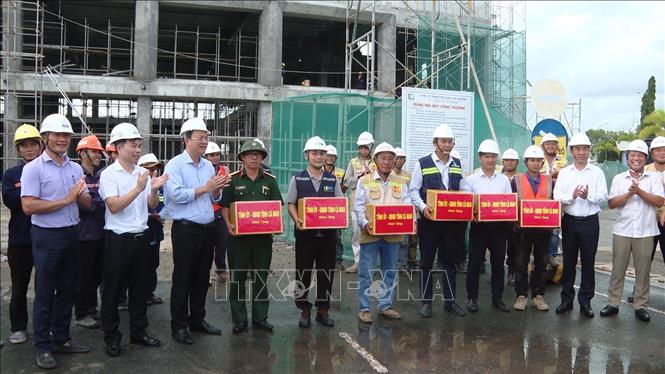 Lãnh đạo Tỉnh ủy Cà Mau tặng quà cho người lao động đang làm việc tại Dự án nâng cấp, mở rộng Cảng hàng không Cà Mau. Ảnh: Tuấn Phi - TTXVN