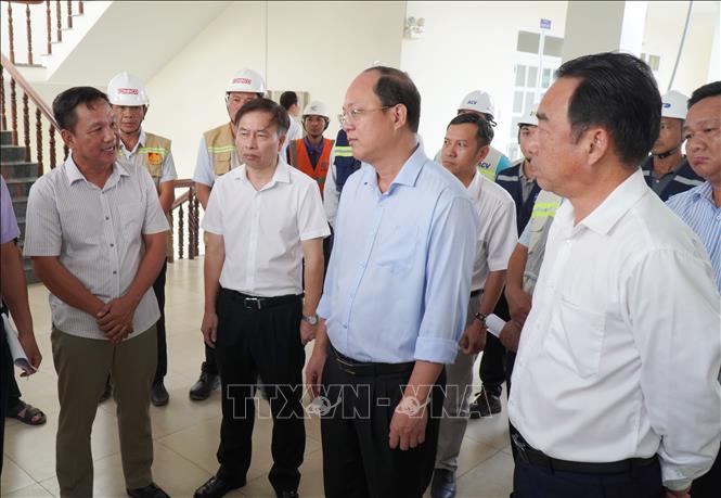 Lãnh đạo tỉnh Cà Mau làm việc với đơn vị thi công, chủ đầu tư Dự án nâng cấp, mở rộng Cảng hàng không Cà Mau. Ảnh: Tuấn Phi - TTXVN