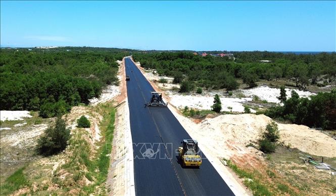 Dự án đường ven biển tỉnh Quảng Trị đang được nhà thầu khẩn trương thi công. Ảnh: Nguyên Linh - TTXVN