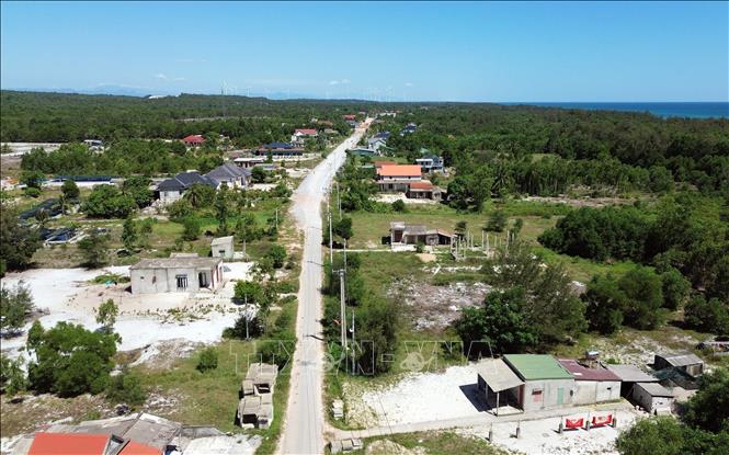 Dự án Đường ven biển tỉnh Quảng Trị đoạn qua xã Sen Ngư hiện còn khoảng 600 m chưa hoàn thành giải phóng mặt bằng, liên quan đến 11 hộ dân, trong đó 7 hộ chưa đồng ý nhận tiền bồi thường và 4 hộ đang trong quá trình hoàn thiện, phê duyệt hồ sơ. Ảnh: Nguyên Linh - TTXVN
