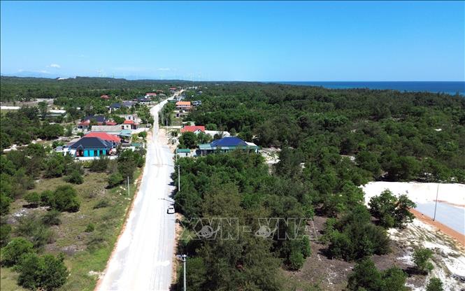 Dự án đường ven biển tỉnh Quảng Trị đoạn qua xã Sen Ngư hiện còn khoảng 600 m chưa hoàn thành giải phóng mặt bằng, liên quan đến 11 hộ dân, trong đó 7 hộ chưa đồng ý nhận tiền bồi thường và 4 hộ đang trong quá trình hoàn thiện, phê duyệt hồ sơ. Ảnh: Nguyên Linh - TTXVN