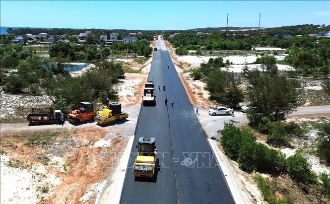Nhiều hạng mục thuộc Dự án Đường ven biển tỉnh Quảng Trị đã cơ bản hoàn thành, một số đoạn tuyến được thảm bê tông nhựa, từng bước hình thành diện mạo tuyến giao thông ven biển hiện đại. Ảnh: Nguyên Linh - TTXVN