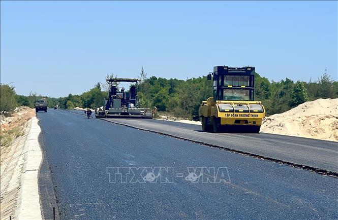 Nhiều hạng mục thuộc Dự án Đường ven biển tỉnh Quảng Trị đã cơ bản hoàn thành, một số đoạn tuyến được thảm bê tông nhựa, từng bước hình thành diện mạo tuyến giao thông ven biển hiện đại. Ảnh: Nguyên Linh - TTXVN