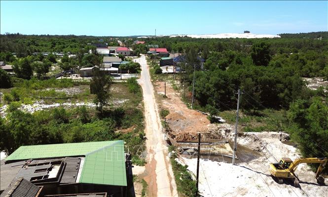 Dự án Đường ven biển tỉnh Quảng Trị đoạn qua xã Sen Ngư hiện còn khoảng 600 m chưa hoàn thành giải phóng mặt bằng, liên quan đến 11 hộ dân, trong đó 7 hộ chưa đồng ý nhận tiền bồi thường và 4 hộ đang trong quá trình hoàn thiện, phê duyệt hồ sơ. Ảnh: Nguyên Linh - TTXVN