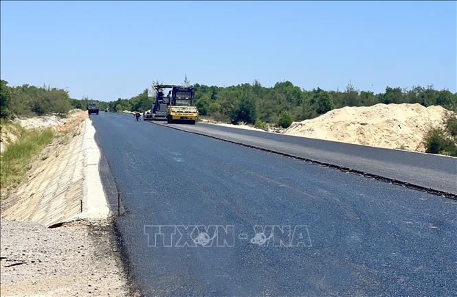 Dự án Đường ven biển tỉnh Quảng Trị đang được nhà thầu khẩn trương thi công. Ảnh: Nguyên Linh - TTXVN