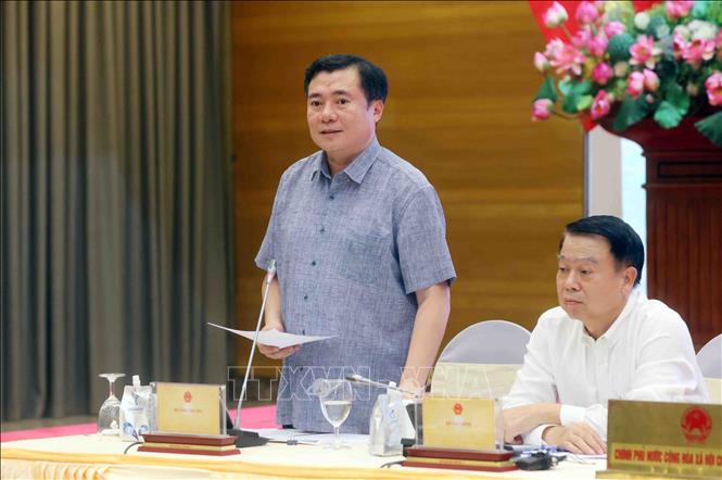 Thứ trưởng Bộ Công Thương Nguyễn Sinh Nhật Tân trả lời câu hỏi của phóng viên các cơ quan thông tấn, báo chí. Ảnh: Phạm Kiên – TTXVN

