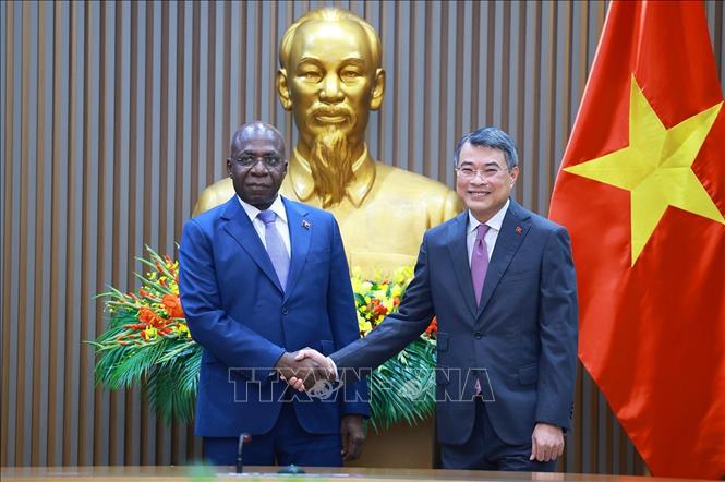 Thủ tướng Lê Minh Hưng tiếp Bộ trưởng Ngoại giao Angola Téte António. Ảnh: Dương Giang – TTXVN
