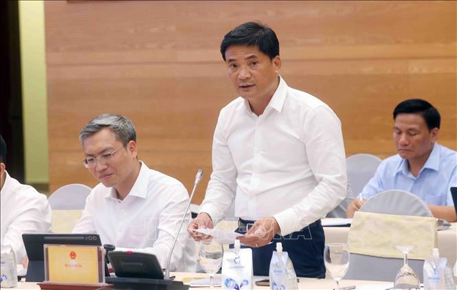 Chánh Văn phòng Bộ Xây dựng Lâm Văn Hoàng trả lời câu hỏi của phóng viên các cơ quan thông tấn, báo chí. Ảnh: Phạm Kiên – TTXVN

