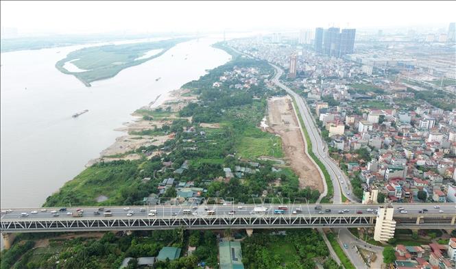 Dự án Công viên công cộng phường Phú Thượng thuộc Trục đại lộ cảnh quan sông Hồng (Hà Nội) đang trong giai đoạn chuẩn bị triển khai. Công trình có quy mô gần 20ha, tổng vốn đầu tư khoảng 1.727 tỷ đồng, nằm tại khu vực chân cầu Thăng Long, thuộc bờ tả sông Hồng, dự kiến sẽ hoàn thành vào tháng 10/2026. Ảnh: Quốc Khánh - TTXVN