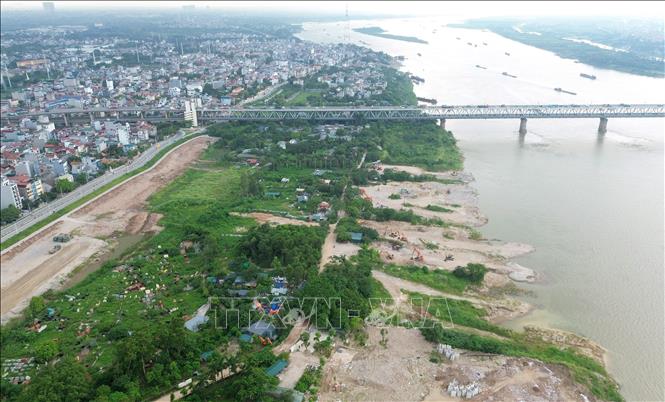 Công viên công cộng Phú Thượng sẽ trở thành điểm nhấn cảnh quan của khu vực ven sông Hồng, góp phần hoàn thiện không gian đô thị, cải thiện môi trường sống và tạo thêm không gian văn hóa, vui chơi, thể dục thể thao cho người dân khu vực phía Bắc Thủ đô. Ảnh: Quốc Khánh - TTXVN