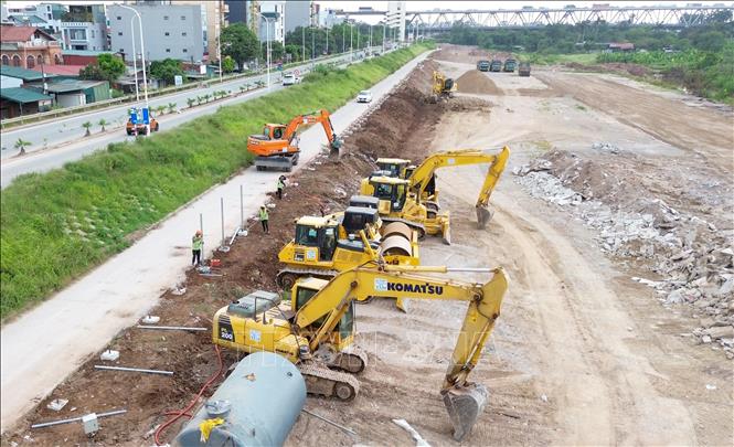 Đầu tháng 6/2026, chủ đầu tư và nhà thầu đã huy động nhiều máy móc tập kết về khu vực bãi sông Hồng để chuẩn bị thi công dự án Công viên công cộng phường Phú Thượng trên phần diện tích đã được giao. Ảnh: Quốc Khánh - TTXVN