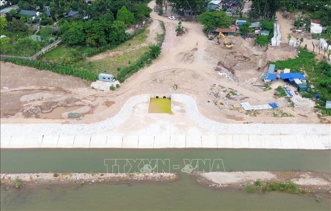 Khu vực sát bờ sông Hồng cũng đang thi công hạng mục cống thoát nước thuộc dự án xây dựng trạm bơm Phú Thượng nhằm tiêu thoát nước cho Khu đô thị Ciputra, Sunshine. Ảnh: Quốc Khánh - TTXVN