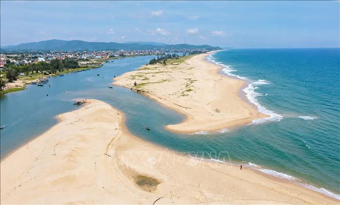 Đầu tháng 6/2026, cửa biển Lý Hòa, xã Đông Trạch, tỉnh Quảng Trị bị một dải cát bồi lấp dài khoảng 1,6km, rộng gần 100m, cao gần 2m chắn ngang cửa sông, khiến luồng lạch tàu thuyền ra vào bị thu hẹp, nhiều phương tiện liên tục mắc cạn. Ảnh: Nguyên Linh - TTXVN