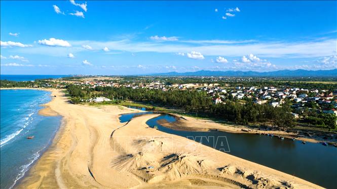 Nhiều năm qua, tình trạng cát biển liên tục bồi lấp khiến cửa biển Lý Hòa, xã Đông Trạch, tỉnh Quảng Trị ngày càng thu hẹp. Đến nay, nhiều đoạn luồng lạch gần như bị bịt kín hoàn toàn, gây khó khăn cho tàu thuyền ra vào và ảnh hưởng trực tiếp đến hoạt động khai thác hải sản của ngư dân địa phương. Ảnh: Nguyên Linh - TTXVN