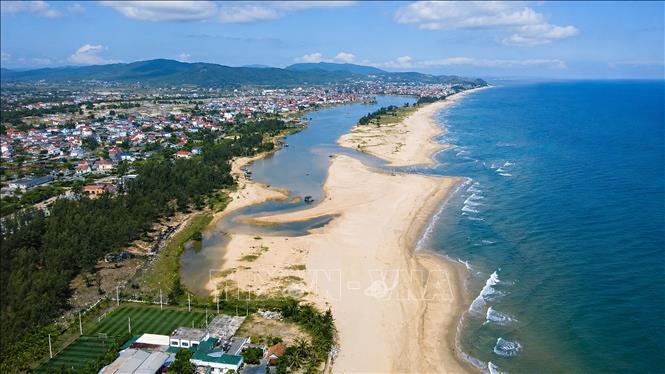 Đầu tháng 6/2026, cửa biển Lý Hòa, xã Đông Trạch, tỉnh Quảng Trị bị một dải cát bồi lấp dài khoảng 1, km, rộng gần 100m, cao gần 2m chắn ngang cửa sông, khiến luồng lạch tàu thuyền ra vào bị thu hẹp, nhiều phương tiện thường xuyên mắc cạn. Ảnh: Nguyên Linh - TTXVN