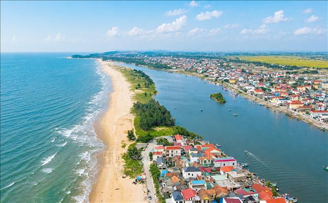 Dải cát bồi lấp tại cửa biển Lý Hòa, xã Đông Trạch, tỉnh Quảng Trị cản trở dòng chảy và hoạt động tàu thuyền, ảnh hưởng đến sinh kế của người dân vùng hạ lưu. Ảnh: Nguyên Linh - TTXVN
