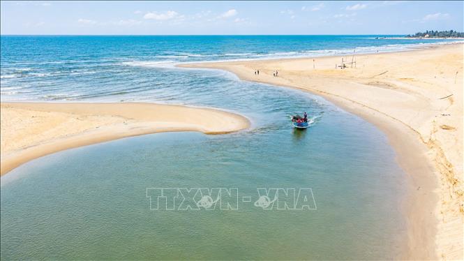 Cát biển liên tục bồi lấp khiến cửa biển Lý Hòa, xã Đông Trạch, tỉnh Quảng Trị ngày càng thu hẹp, gây khó khăn cho tàu thuyền ra vào và ảnh hưởng đến sinh kế của ngư dân địa phương. Ảnh: Nguyên Linh - TTXVN