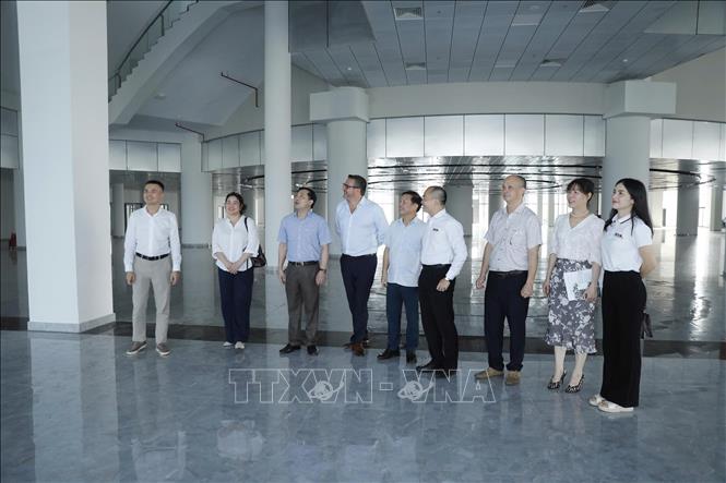 Đoàn công tác của Công ty ABE khảo sát tại Trung tâm Văn hóa - Triển lãm tỉnh Bắc Ninh
Ảnh: Việt Hùng - TTXVN
