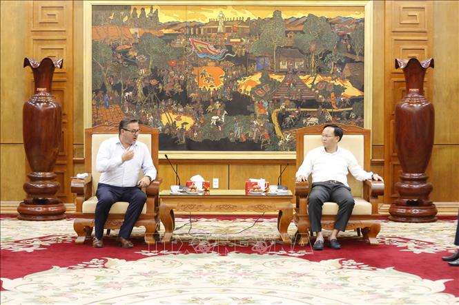 Phó Chủ tịch UBND tỉnh Bắc Ninh Phạm Văn Thịnh (phải) và ông Stephane Castet, CEO Công ty ABE trao đổi tại buổi làm việc. Ảnh: Việt Hùng – TTXVN
