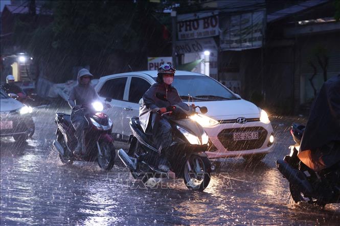 Mưa lớn gây ngập cục bộ trên địa bàn xã Đan Phượng. Ảnh: Văn Điệp - TTXVN