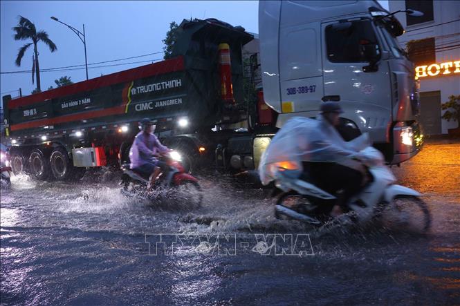 Mưa lớn gây ngập cục bộ trên địa bàn xã Đan Phượng. Ảnh: Văn Điệp - TTXVN