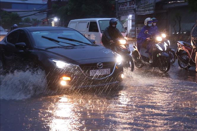 Mưa lớn gây ngập cục bộ trên địa bàn xã Đan Phượng. Ảnh: Văn Điệp - TTXVN