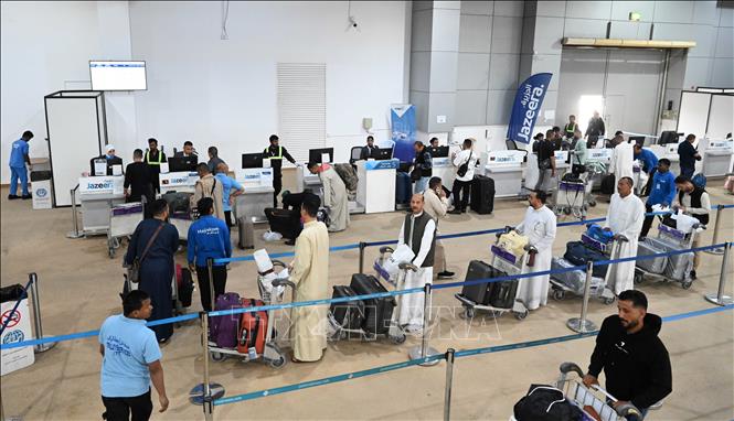 Người dân chờ làm thủ tục tại sân bay quốc tế Kuwait tại tỉnh Hawalli.  Ảnh: THX/TTXVN