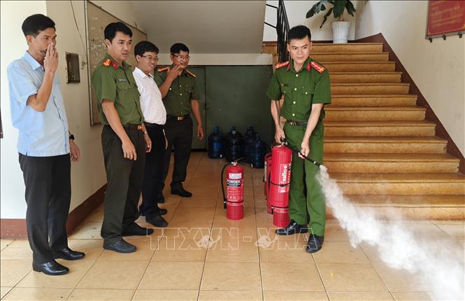 Công an xã Phú Riềng kiểm tra an toàn chuẩn bị kỳ thi tốt nghiệp THPT tại Trường THPT Nguyễn Khuyến. Ảnh: K GỬIH - TTXVN  