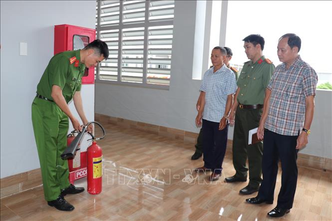 Công an xã Phú Riềng kiểm tra an toàn chuẩn bị kỳ thi tốt nghiệp THPT tại Trường THPT Nguyễn Khuyến. Ảnh: K GỬIH - TTXVN  