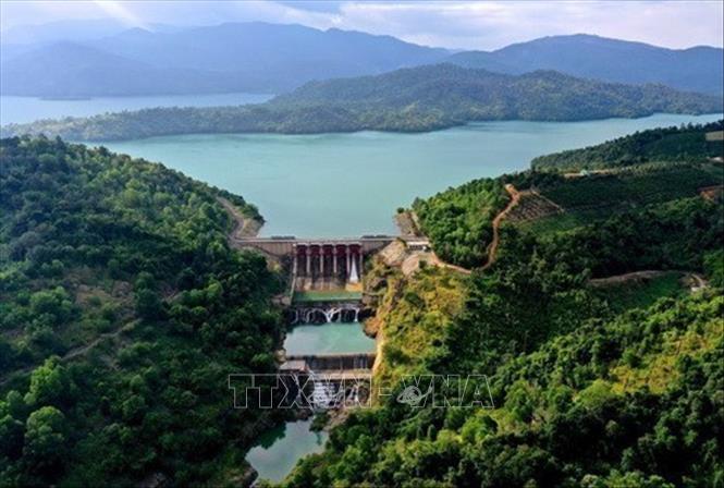 Năng lượng sạch có tốc độ tăng trưởng mạnh hằng năm, trong đó có nguồn năng lượng nước. Việt Nam có tiềm năng lớn về năng lượng nước và được sử dụng nhiều nhất trên cả nước, với nhiều nhà máy thủy điện các loại được xây dựng trên các hệ thống sông, suối. Trong ảnh: Hồ thuỷ điện Hàm Thuận (Công ty Thuỷ điện Đa Nhim-Hàm Thuận-Đa Mi). Ảnh: Ngọc Hà - TTXVN