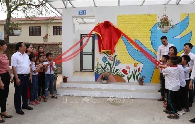 Hội Doanh nhân trẻ huyện Thuận Thành tổ chức khánh thành công trình nhà vệ sinh có sử dụng vật liệu từ chai nhựa, góp phần bảo vệ môi trường tại trường Tiểu học Đình Tổ (Bắc Ninh, 31/3/2021). Ảnh: Thanh Thương - TTXVN